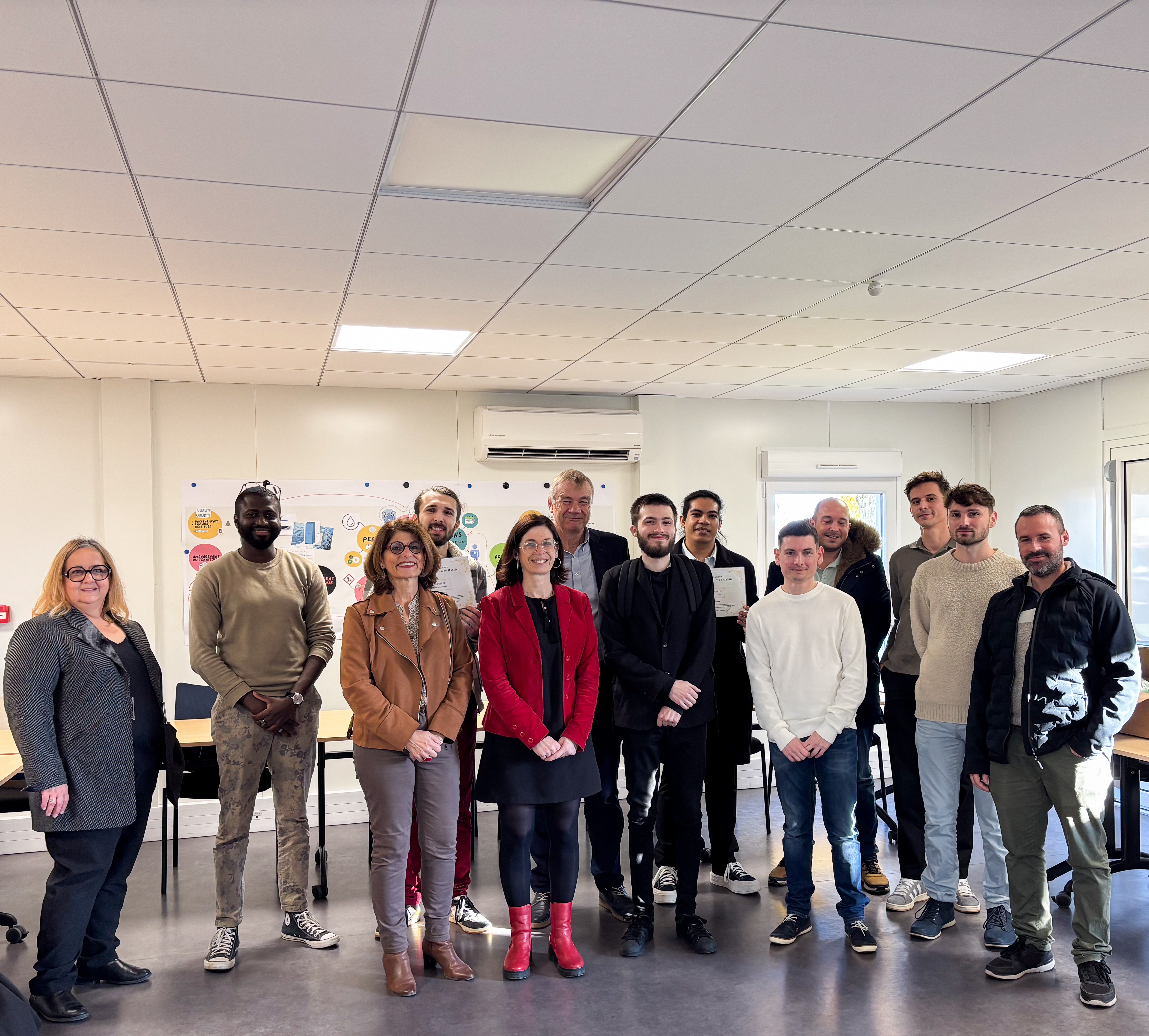 Un groupe de personnes réuni dans une salle pour célébrer la remise des titres de la formation Développeur Web et Web Mobile.